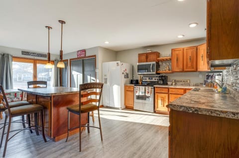 Cozy Clear Lake Home - Walk to Town and Boat Dock! House in Clear Lake