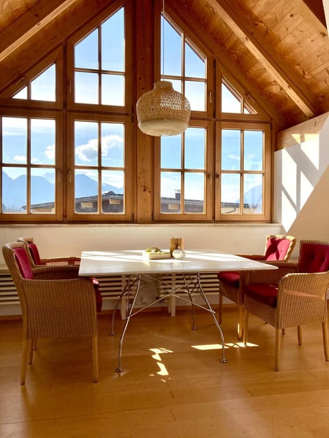 Seating area, Dining area