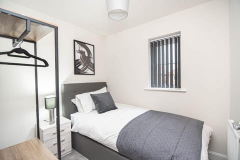 Bed, Photo of the whole room, Bedroom, internet