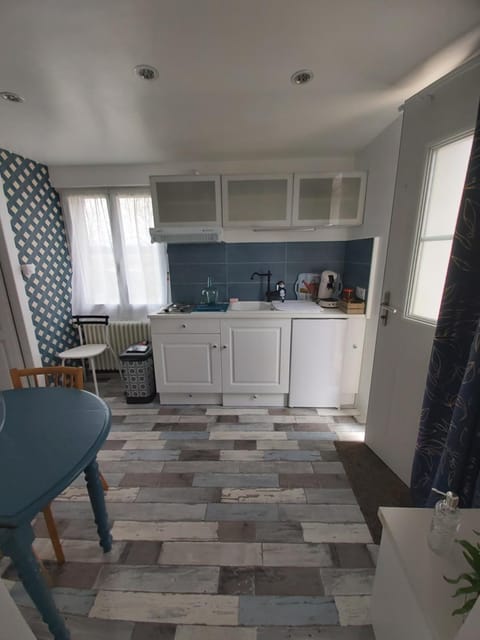 Kitchen or kitchenette, minibar