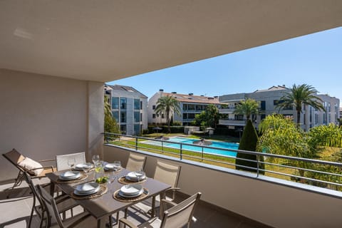 Natural landscape, View (from property/room), Balcony/Terrace, Seating area, Pool view, Swimming pool, sunbed