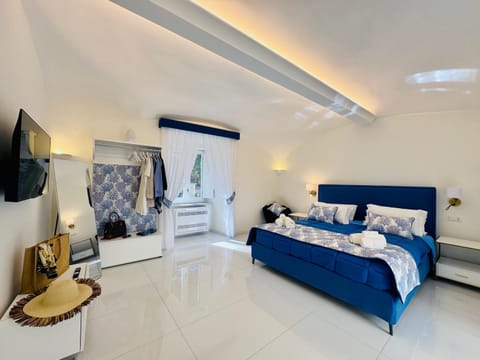 Bed, TV and multimedia, Photo of the whole room, Bedroom, towels