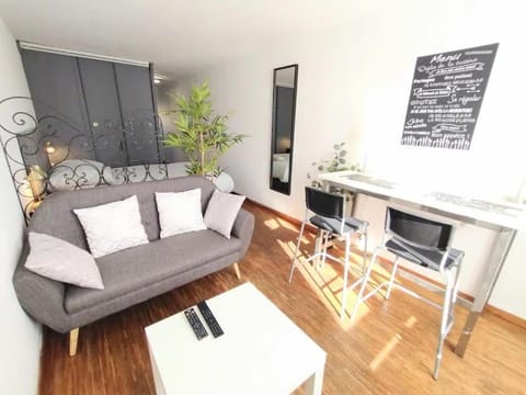 Bed, Seating area, Dining area