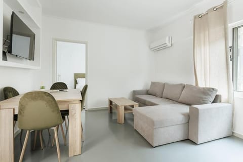 TV and multimedia, Living room, Seating area, Dining area, air conditioner