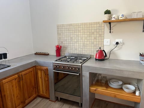 Coffee/tea facilities, Kitchen or kitchenette, pet friendly, stove