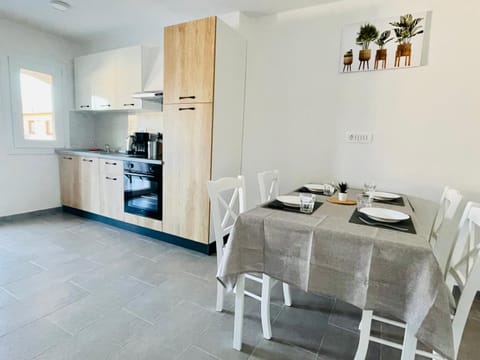 Kitchen or kitchenette, Dining area, oven, stove, toaster