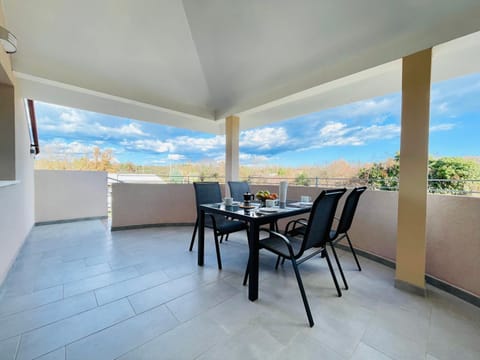 Natural landscape, View (from property/room), Balcony/Terrace, Balcony/Terrace, Living room, Seating area, Dining area