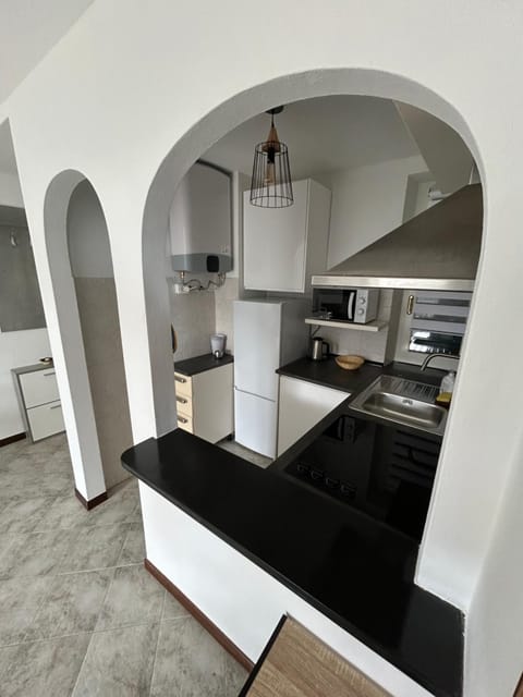 Kitchen or kitchenette, minibar, stove