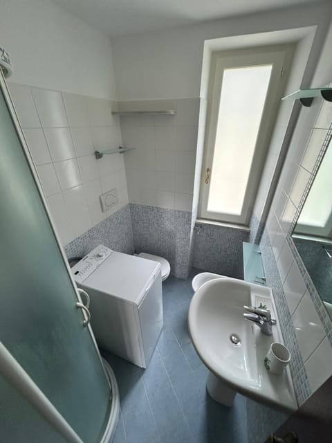 Shower, Toilet, Bathroom, bidet, towels