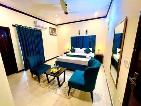 Bed, TV and multimedia, Photo of the whole room, Seating area, Bedroom