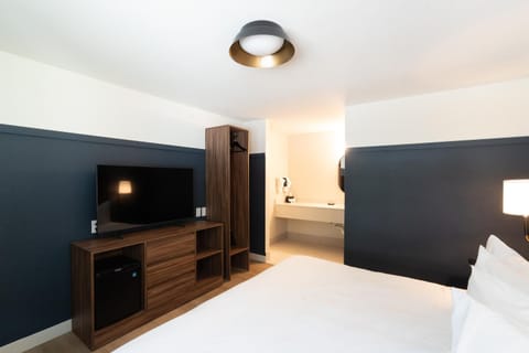 Bed, TV and multimedia