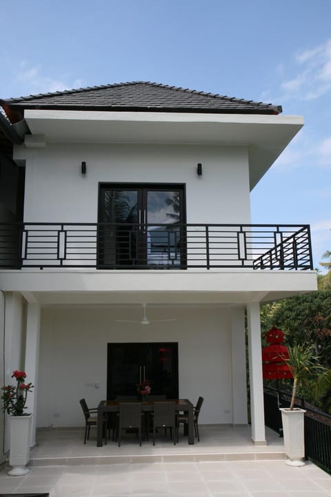 Property building, Patio, Day, Balcony/Terrace, Dining area