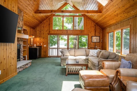 Lake house w/ indr pool and jacuzzi House in Canandaigua Lake