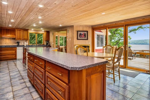 Lake house w/ indr pool and jacuzzi House in Canandaigua Lake