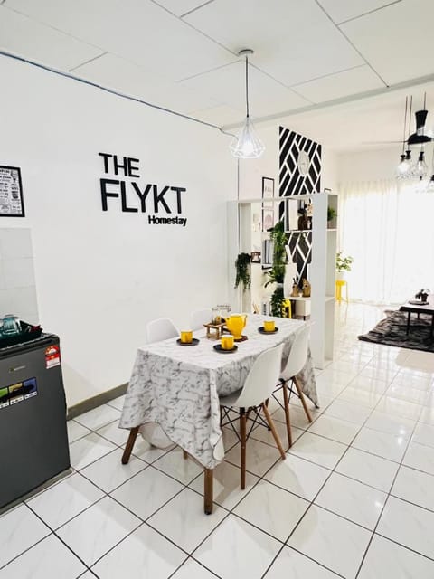 Property building, Food and drinks, Dining area, Food