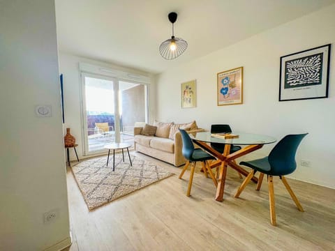 View (from property/room), Balcony/Terrace, Living room, air conditioner