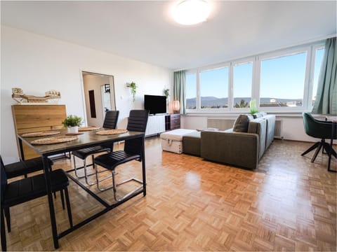 Communal lounge/ TV room, TV and multimedia, Living room, Seating area, Evening entertainment