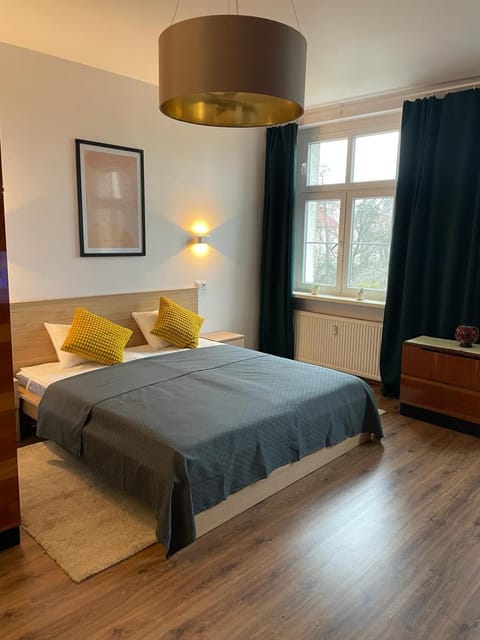 Bed, Living room