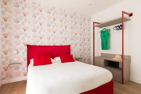 Bed, Photo of the whole room, wardrobe