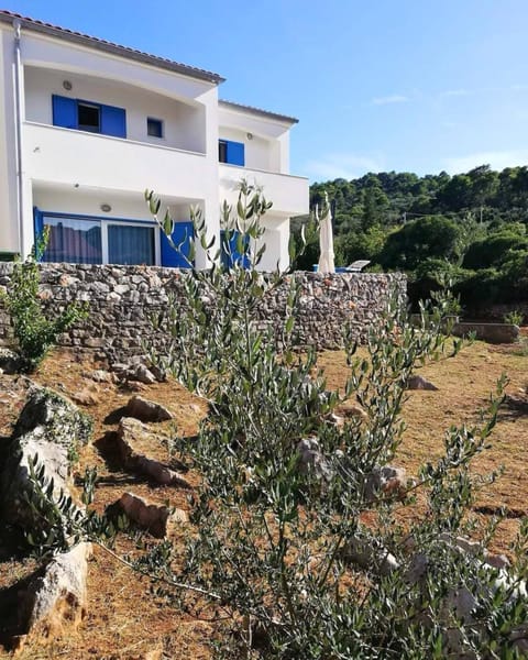 Property building, Patio, Spring, Day, Natural landscape, Activities, Garden, View (from property/room), Balcony/Terrace, Balcony/Terrace, Garden view, Mountain view, Meals, Lunch, Dinner, Seasons, Time of day, fireplace