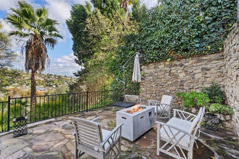 Executive Retreat - Renovated - Spacious - Views House in Casa De Oro-Mount