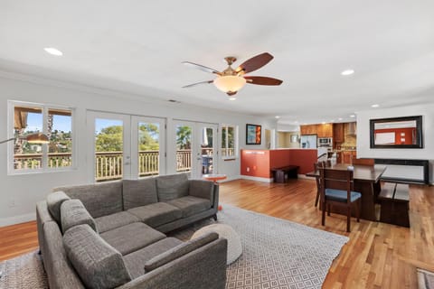 Executive Retreat - Renovated - Spacious - Views House in Casa De Oro-Mount