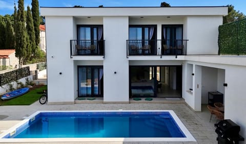 Property building, Day, Swimming pool