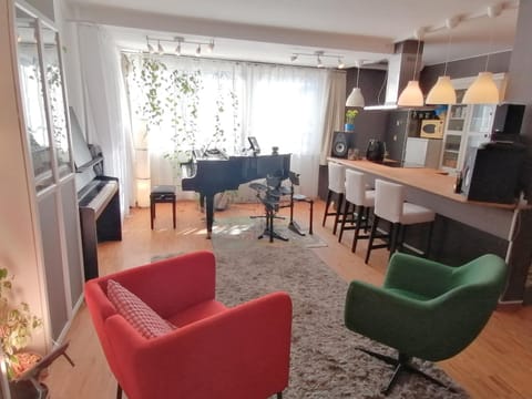 Kitchen or kitchenette, Living room, Seating area, Dining area