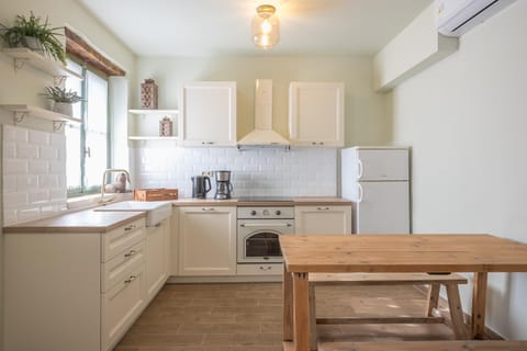 Coffee/tea facilities, Photo of the whole room, Dining area, oven, kitchen