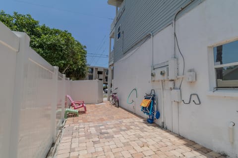 Sea Site Retreat Unit A! Great amenities nearby! Short walk to the beach! House in Bradenton Beach