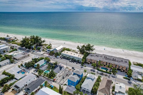 Sea Site Retreat Unit A! Great amenities nearby! Short walk to the beach! House in Bradenton Beach