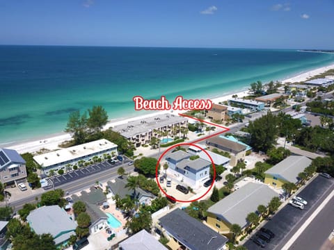 Sea Site Retreat Unit A! Great amenities nearby! Short walk to the beach! House in Bradenton Beach