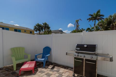 Sea Site Retreat Unit B! Great attractions nearby! Short walk to the beach! House in Bradenton Beach