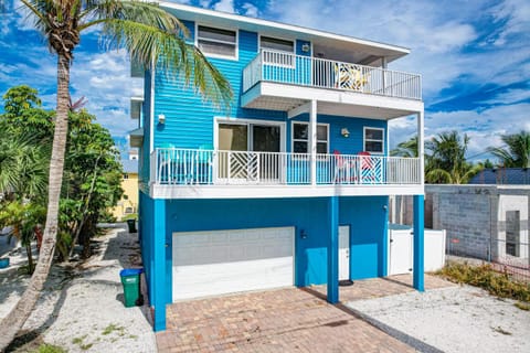 Sea Site Retreat Unit B! Great attractions nearby! Short walk to the beach! House in Bradenton Beach