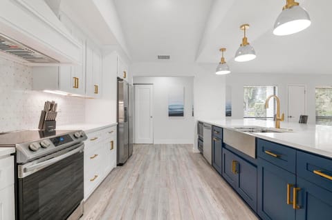 Tropical Tranquility! Luxury pool home with lakefront view just minutes from the beach! House in Bradenton