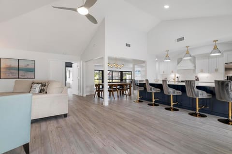 Tropical Tranquility! Luxury pool home with lakefront view just minutes from the beach! House in Bradenton