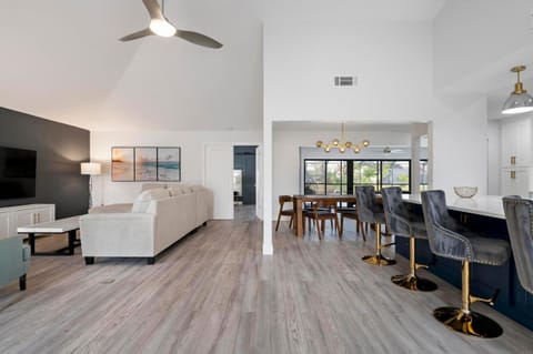 Tropical Tranquility! Luxury pool home with lakefront view just minutes from the beach! House in Bradenton