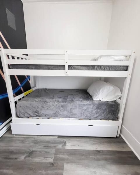 Coaster Heaven, Mins to CP & SF, King/WD/Pet OK Apartment in Sandusky