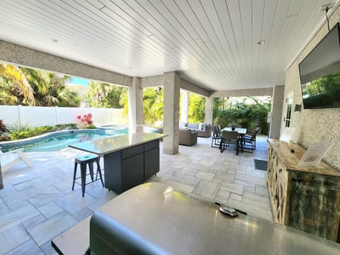 Ocean Star! 7 Bdrms, 7 Baths! Beaches less than 5min walk to beach! House in Bradenton Beach