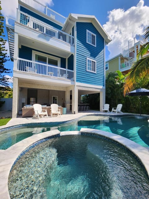 Ocean Star! 7 Bdrms, 7 Baths! Beaches less than 5min walk to beach! House in Bradenton Beach