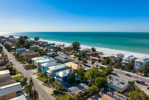 Ocean Star! 7 Bdrms, 7 Baths! Beaches less than 5min walk to beach! House in Bradenton Beach