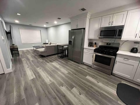 Kitchen or kitchenette, Dining area, minibar, pet friendly, stove