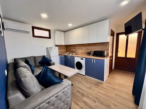TV and multimedia, Kitchen or kitchenette, Living room, Seating area, stove, washing machine