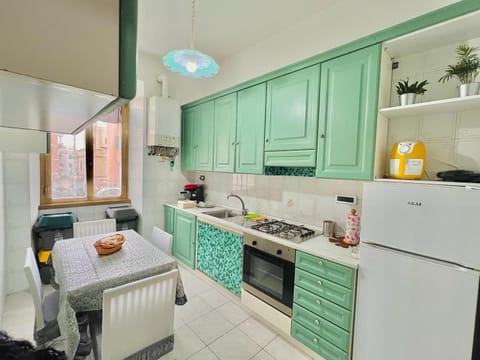 Kitchen or kitchenette, Dining area, pet friendly, stove, toaster