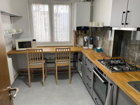 Coffee/tea facilities, Kitchen or kitchenette, Dining area, oven, stove