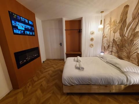 Bed, TV and multimedia, Photo of the whole room, Bedroom, towels