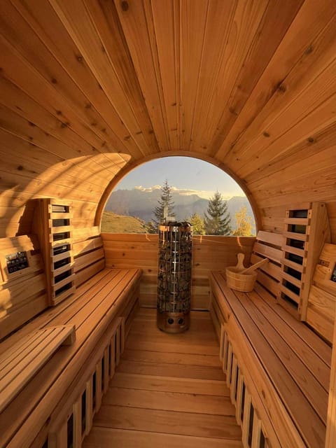Nouveau chalet d'architecte Le Lauzaret sauna et jacuzzi Villard-Reculas Chalet in Provence-Alpes-Côte d'Azur