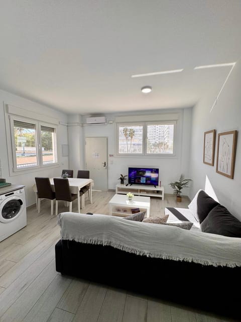 TV and multimedia, Living room, Seating area, Dining area