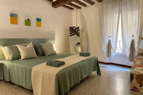 Bed, Bedroom, towels