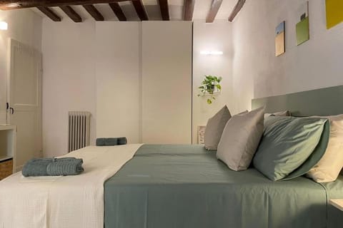 Bed, Bedroom, internet, towels